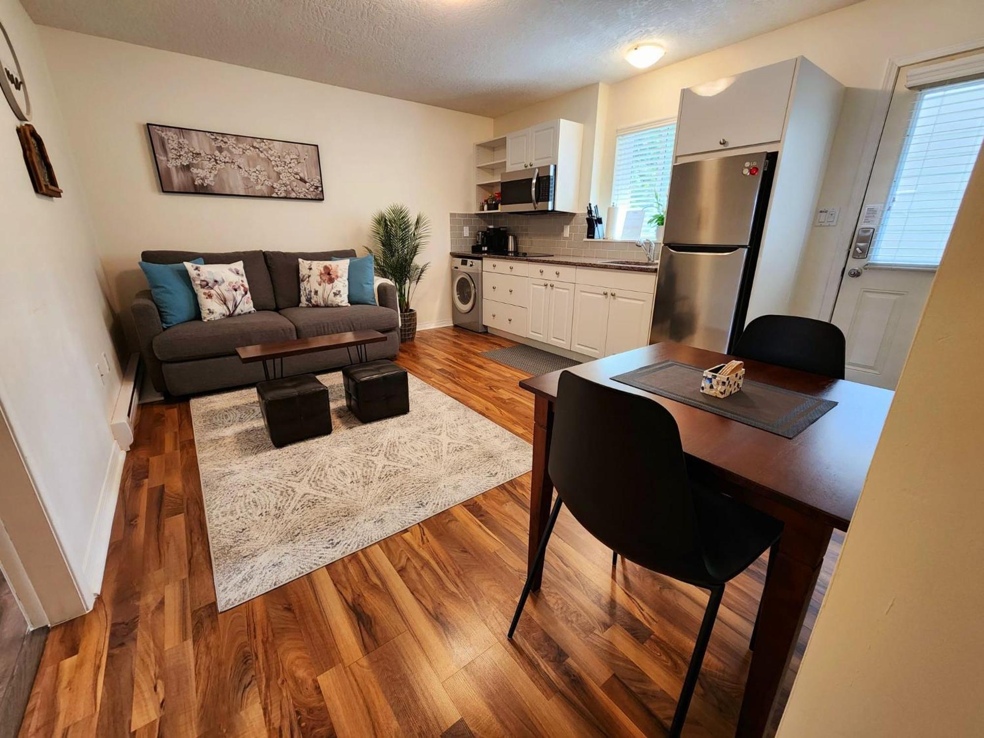 Adorable 1- Bedroom Suite In Langford Victoria Ngoại thất bức ảnh
