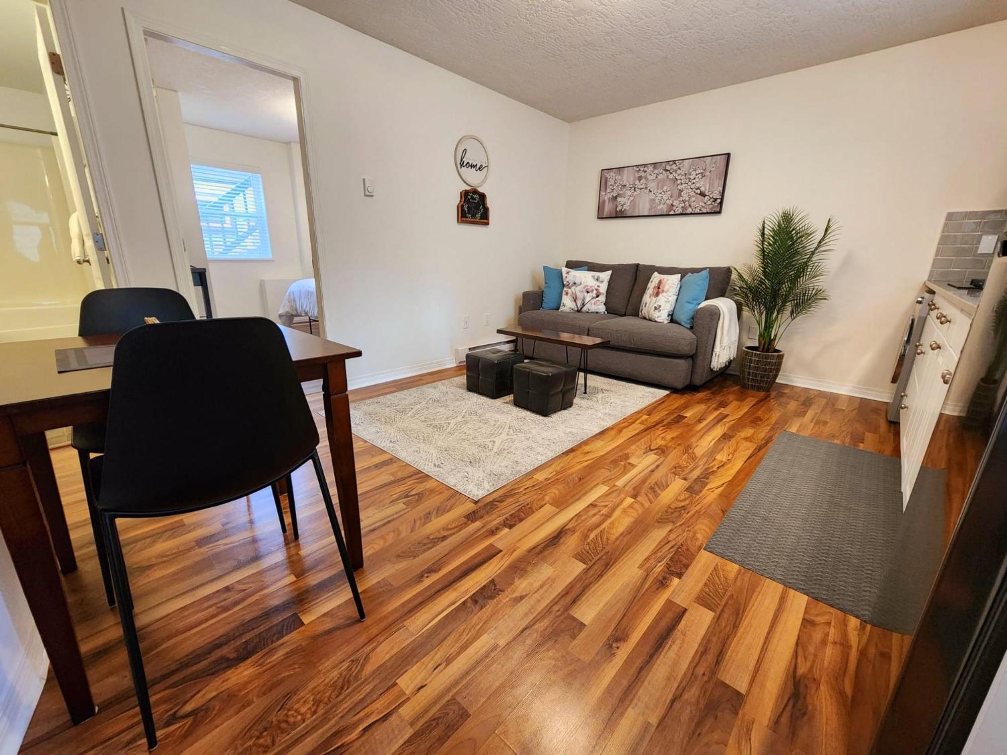 Adorable 1- Bedroom Suite In Langford Victoria Ngoại thất bức ảnh